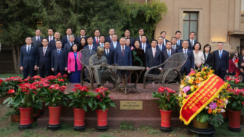 Tổng Bí thư, Chủ tịch nước Tô Lâm và phu nhân cùng các đại biểu thăm Đại sứ quán Việt Nam tại Trung Quốc.