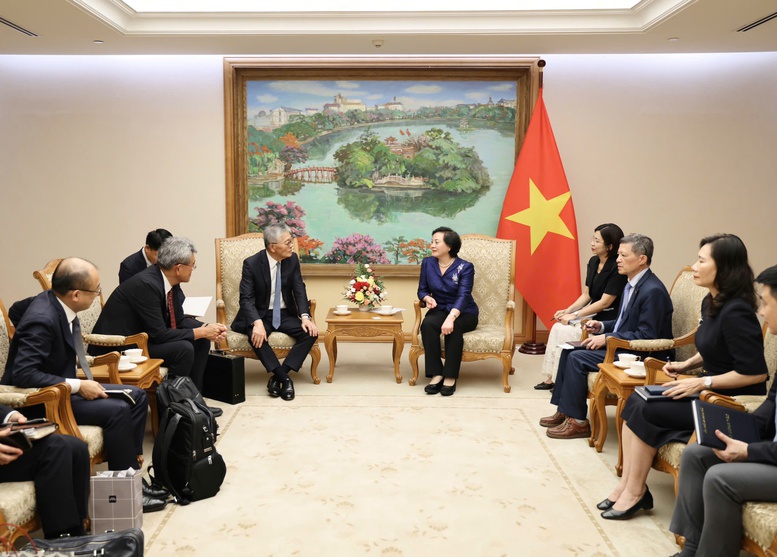 Phó Thủ tướng Phạm Thị Thanh Trà tiếp ông Honna Hitoshi, Chủ tịch kiêm Tổng Giám đốc Tập đoàn Erex - Ảnh: VGP/Thu Giang

