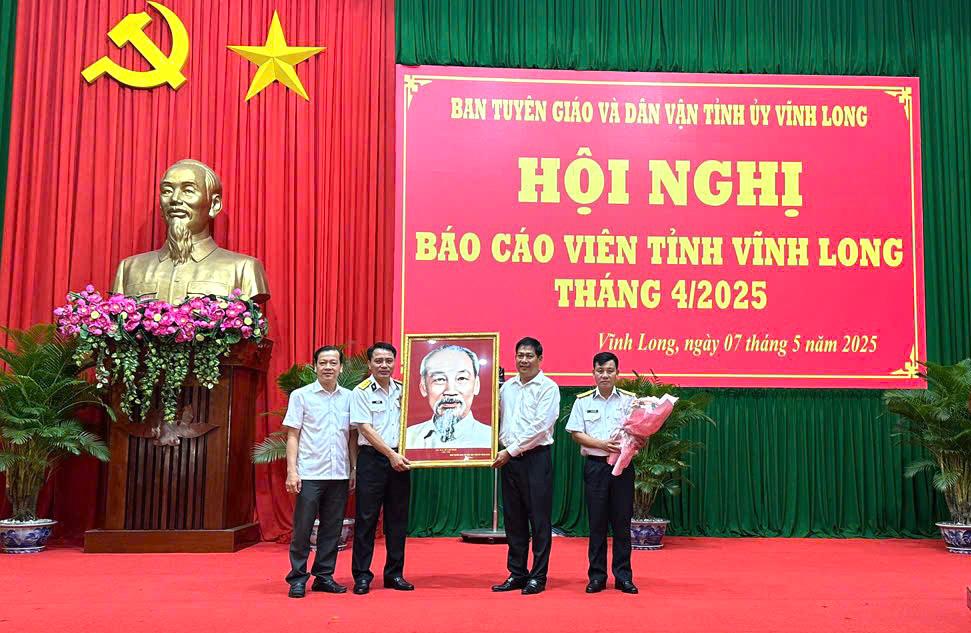Lãnh đạo Ban Tuyên giáo và Dân vận Tỉnh ủy Vĩnh Long tặng hoa và quà lưu niệm cho Nhà máy X55 Hải quân, nhân kỷ niệm 70 năm Ngày Thành lập Quân chủng Hải quân Nhân dân Việt Nam.
