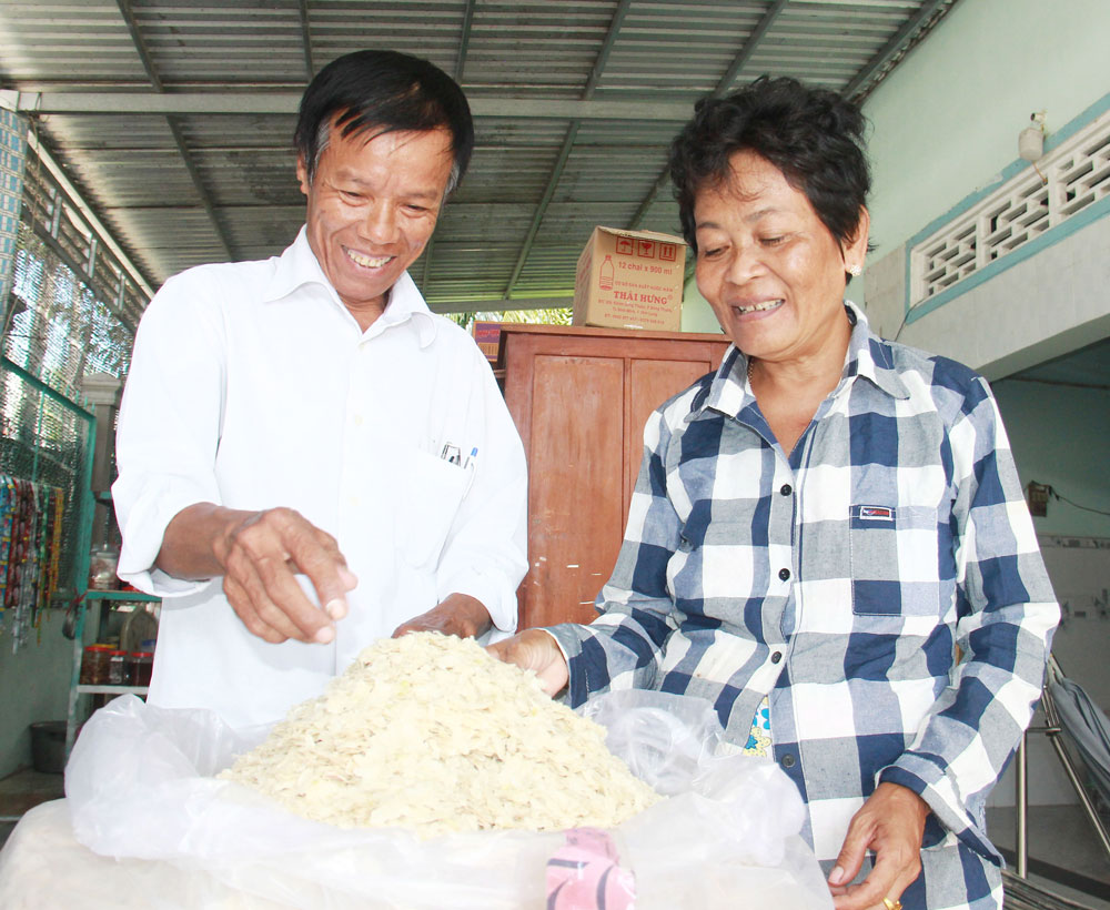 Gia đình chú Kiên Sô Thanh có 40 năm gắn bó với nghề làm cốm dẹp.