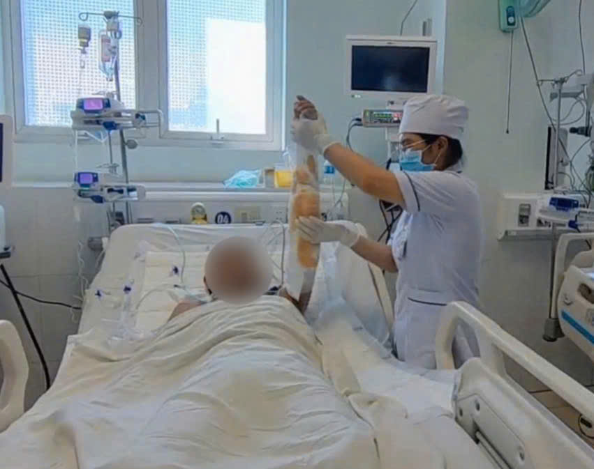 Bệnh nhân tiếp tục được điều trị vết thương cánh tay và phục hồi chức năng để sớm hồi phục.