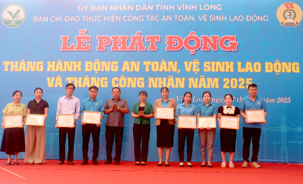 Bà Lê Thị Thúy Kiều- Tỉnh ủy viên, Phó Chủ tịch HĐND tỉnh và ông Nguyễn Văn Liệt- Tỉnh ủy viên, Phó Chủ tịch UBND tỉnh trao bằng khen của Liên đoàn Lao động tỉnh cho 9 tập thể có thành tích xuất sắc trong phong trào thi đua “Xanh- sạch- đẹp, bảo đảm an toàn vệ sinh lao động” năm 2024.