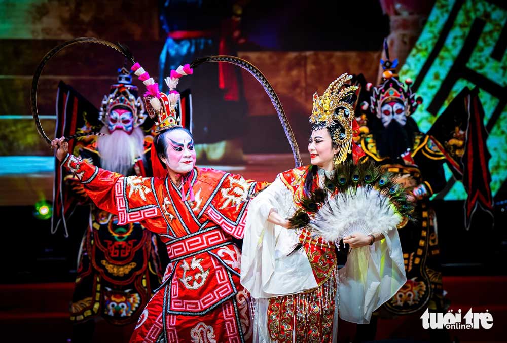 Phục trang lộng lẫy cùng gương mặt được tô vẽ kỹ càng là nét đặc sắc trong nghệ thuật tuồng Bình Định - Ảnh: DŨNG NHÂN