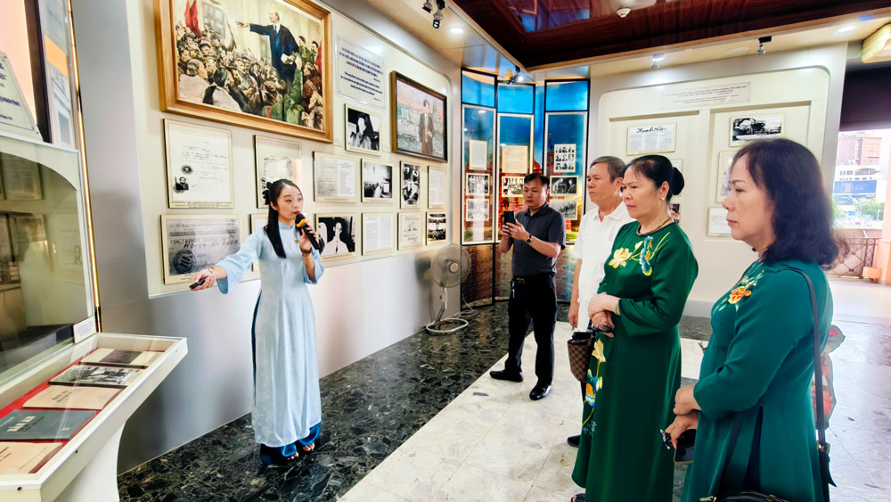Bảo tàng trưng bày theo 4 chủ đề cố định: “Thời thơ ấu và thanh niên của Chủ tịch Hồ Chí Minh bước đầu hoạt động yêu nước và cách mạng 1890-1920; Chủ tịch Hồ Chí Minh đấu tranh bảo vệ và vận dụng sáng tạo đường lối của Lênin về vấn đề dân tộc và thuộc địa 1920-1930; Chủ tịch Hồ Chí Minh người tổ chức và lãnh đạo cách mạng tháng tám thắng lợi và sáng lập nước Việt Nam dân chủ cộng hòa 1930-1954; Chủ tịch Hồ Chí Minh lãnh đạo cách mạng xã hội chủ nghĩa ở miền Bắc và đấu tranh chống Mỹ xâm lược giải phóng miền Nam thống tổ quốc 1954-1969”.