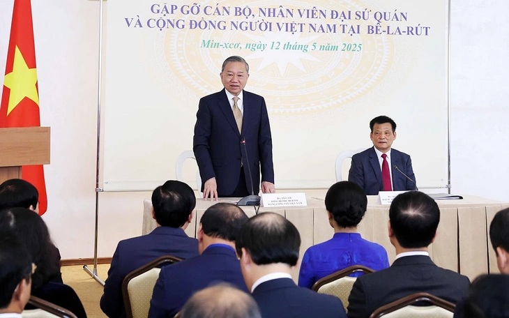 Tổng Bí thư Tô Lâm gặp cán bộ, nhân viên Đại sứ quán và cộng đồng người Việt Nam tại Belarus - Ảnh: TTXVN

