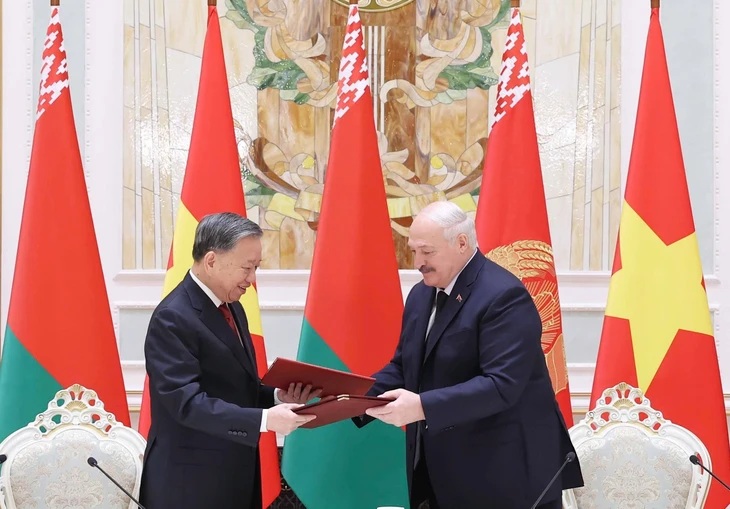 Tổng Bí thư Tô Lâm và Tổng thống Aleksandr Lukashenko ký Tuyên bố chung về việc thiết lập quan hệ Đối tác chiến lược Việt Nam - Belarus - Ảnh: TTTXVN

