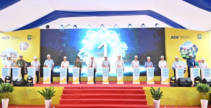 Các đại biểu, lãnh đạo ngành hàng không và tỉnh Đồng Nai bấm nút khởi công dự án - Ảnh: Sao Mai