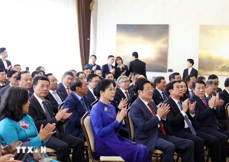 
Phu nhân Ngô Phương Ly và các đại biểu tham dự buổi gặp gỡ - Ảnh: TTXVN
