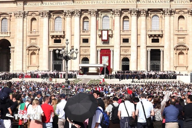 Quang cảnh lễ nhậm chức của Giáo hoàng Leo XIV tại quảng trường San Pietro. (Ảnh: Dương Hoa/TTXVN)