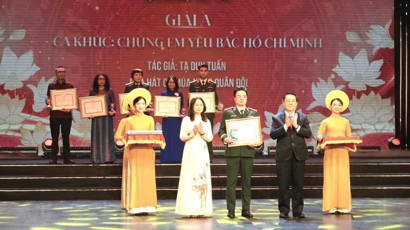 Một số hình ảnh tại Lễ trao giải thưởng sáng tác, quảng bá tác phẩm văn học, nghệ thuật, báo chí về về học và làm theo Chủ tịch Hồ Chí Minh