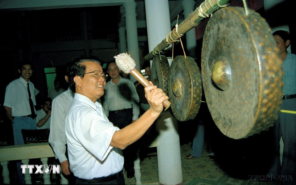 Chủ tịch nước Trần Đức Lương tham gia đánh cồng chiêng cùng đồng bào dân tộc huyện vùng cao Tương Dương (Nghệ An), năm 1998. Ảnh: TTXVN