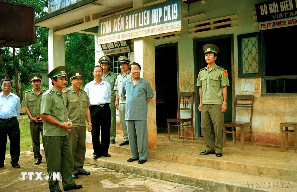 Chủ tịch nước Trần Đức Lương thăm Trạm Kiểm soát liên hợp CK19 huyện Đức Cơ (Gia Lai) trên biên giới Việt Nam- Campuchia (1999). Ảnh: TTXVN