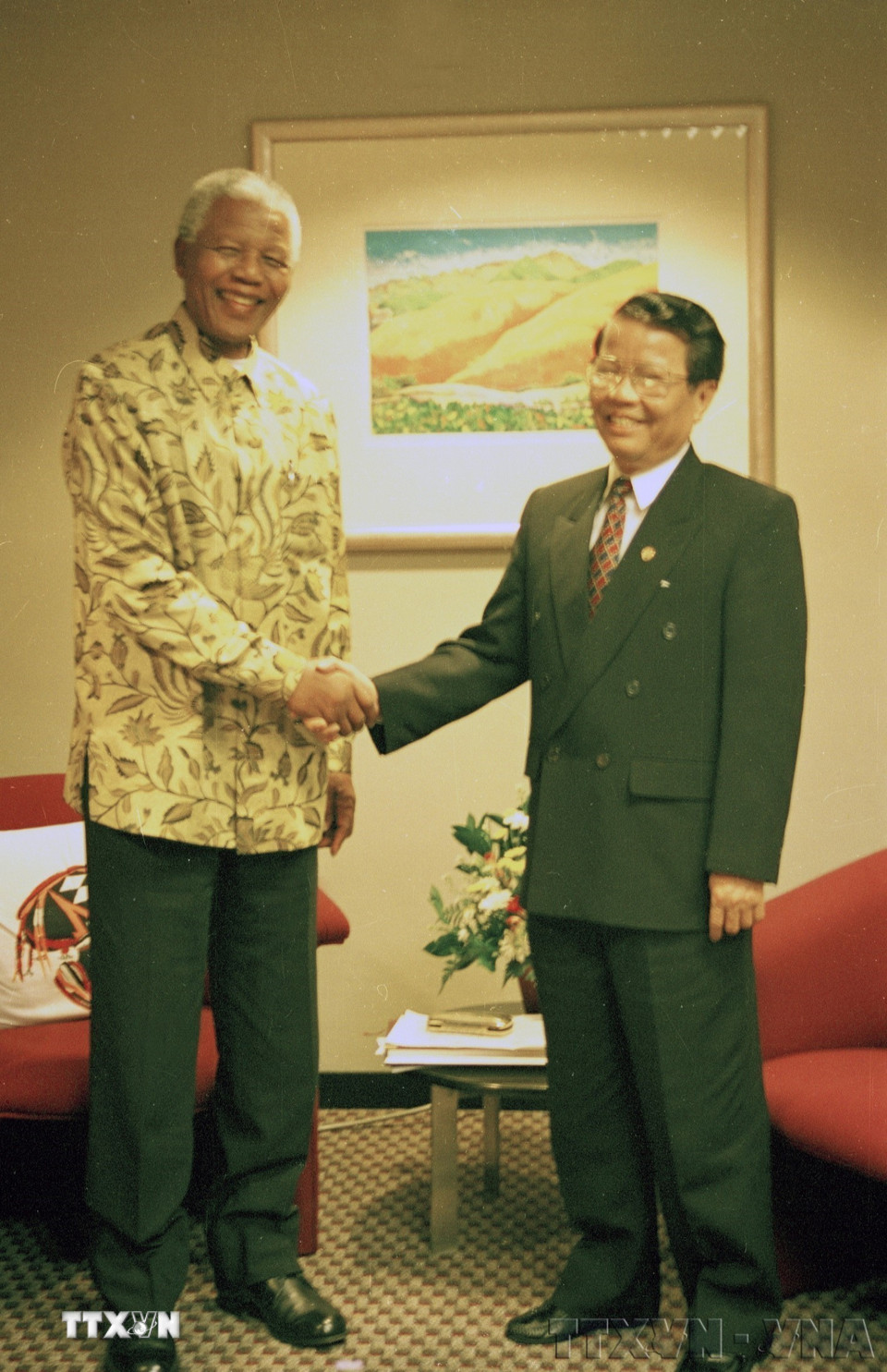 Tổng thống Nam Phi Nelson Mandela- Chủ tịch Phong trào các nước không liên kết, tiếp Chủ tịch nước Trần Đức Lương sang dự Hội nghị cấp cao Phong trào không liên kết lần thứ 12 tại Nam Phi (9/1998). Ảnh: TTXVN
