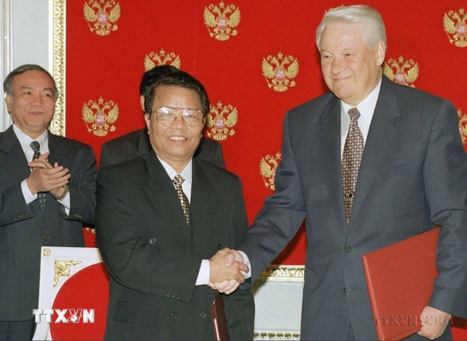 Chuyến thăm của Chủ tịch nước Trần Đức Lương tới Liên bang Nga tháng 8/1998 đã tạo bước đột phá mới trong quan hệ hợp tác nhiều mặt giữa hai nước. Lần đầu tiên, Tổng thống Nga Boris Yeltsin khẳng định Nga coi Việt Nam là đối tác chiến lược ở Đông Nam Á. Ảnh: TTXVN