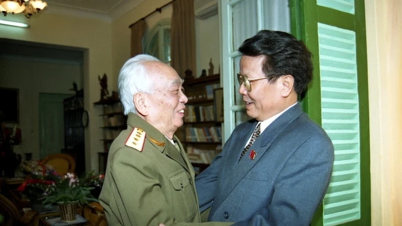 Nhân kỷ niệm 55 năm Ngày thành lập Quân đội nhân dân Việt Nam, Chủ tịch nước Trần Đức Lương đến thăm Đại tướng Võ Nguyên Giáp- nguyên Ủy viên Bộ Chính trị, nguyên Bộ trưởng Bộ Quốc phòng (1999). Ảnh: TTXVN
