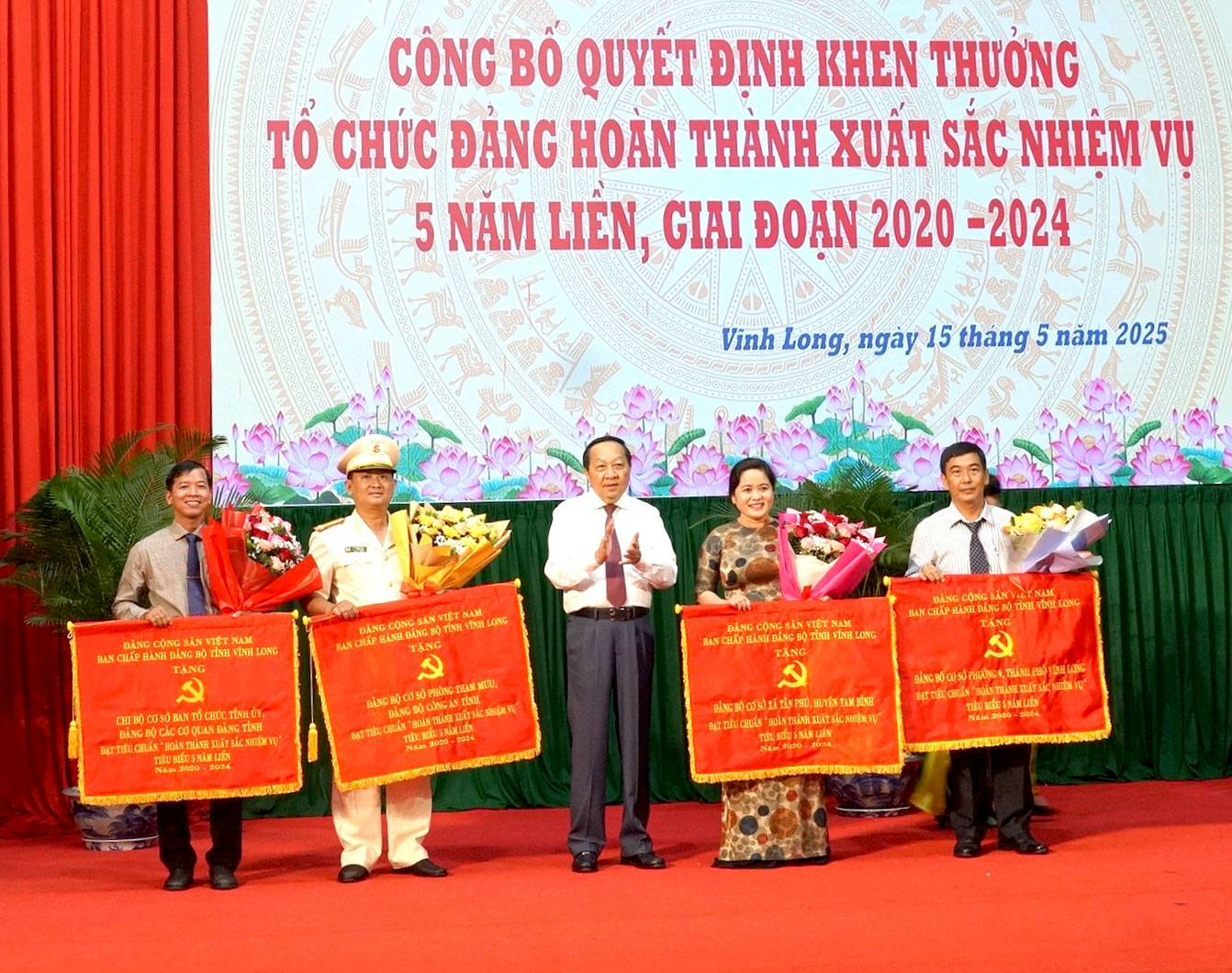 Khen thưởng các tổ chức đảng hoàn thành xuất sắc nhiệm vụ 5 năm liền (2020 - 2024).
