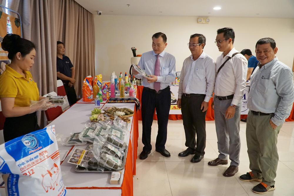 Ông Nguyễn Minh Dũng- Ủy viên Thường vụ Tỉnh ủy, Phó Chủ tịch Thường trực HĐND tỉnh cùng các đại biểu tham quan các gian hàng trưng bày sản phẩm của các DN.

