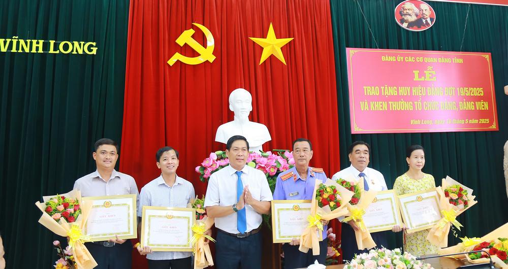 Phó Trưởng Ban Tuyên giáo và Dân vận Tỉnh ủy- Nguyễn Trung Kiên tặng giấy khen tập thể có thành tích tiêu biểu, xuất sắc trong học tập và làm theo tư tưởng, đạo đức, phong cách Hồ Chí Minh chuyên đề năm 2024.