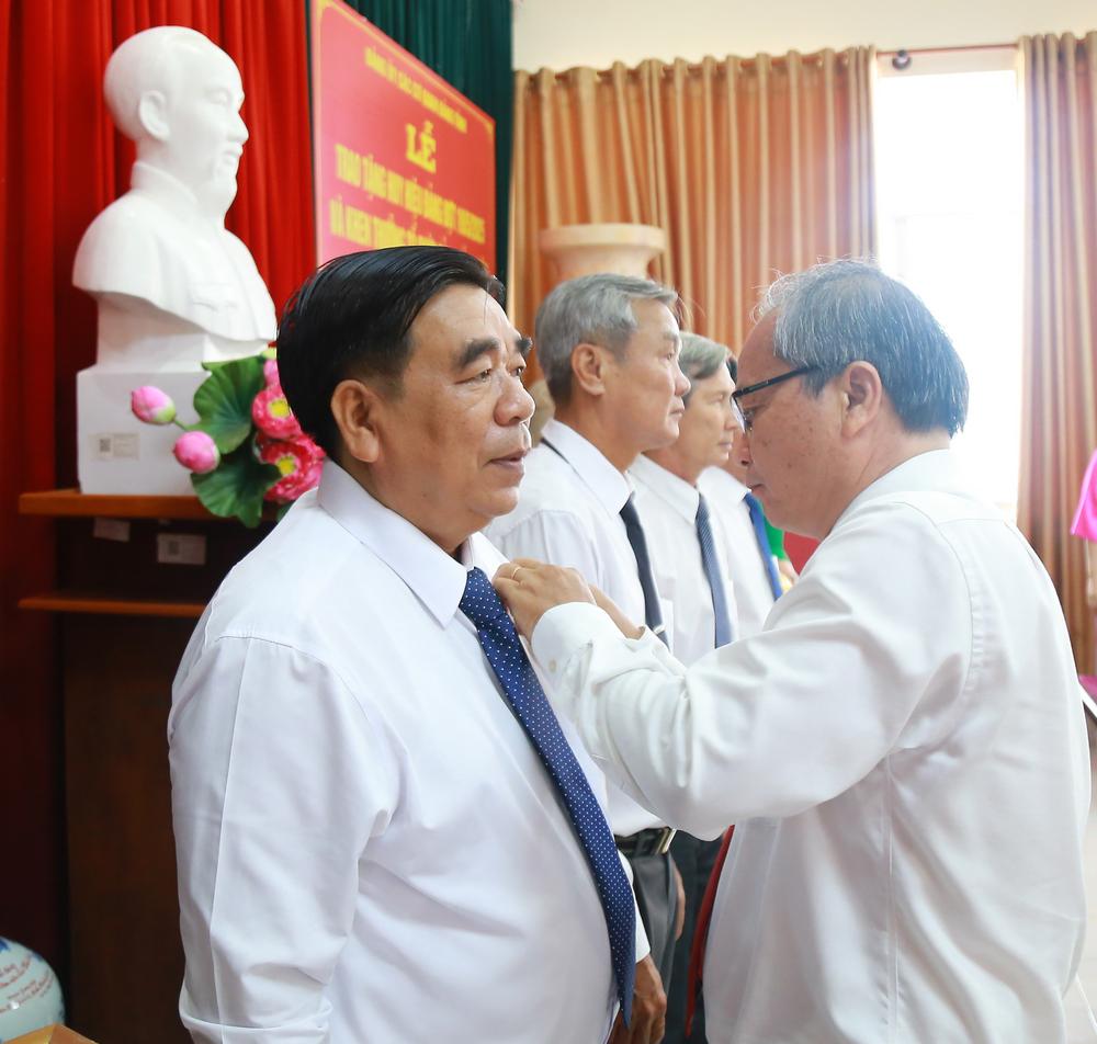 Phó Bí thư Đảng ủy các cơ quan Đảng tỉnh- Lê Chí Thanh trao Huy hiệu 30 năm tuổi Đảng cho các đảng viên.