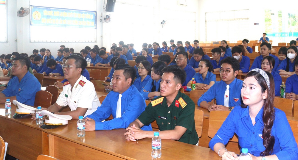 Các bạn trẻ tham dự diễn đàn.
