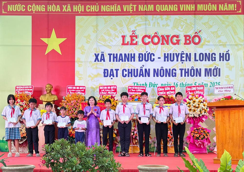 Bà Lê Hồng Đào- Tỉnh ủy viên, Phó Chủ tịch Ủy ban MTTQ Việt Nam tỉnh trao học bổng cho học sinh hiếu học.