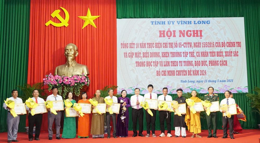 Thượng tá Châu Thành B (thứ 2 từ phải sang) được Ban Thường vụ Tỉnh ủy biểu dương, khen thưởng vì có thành tích xuất sắc trong học tập và làm theo tư tưởng, đạo đức, phong cách Hồ Chí Minh chuyên đề năm 2024.