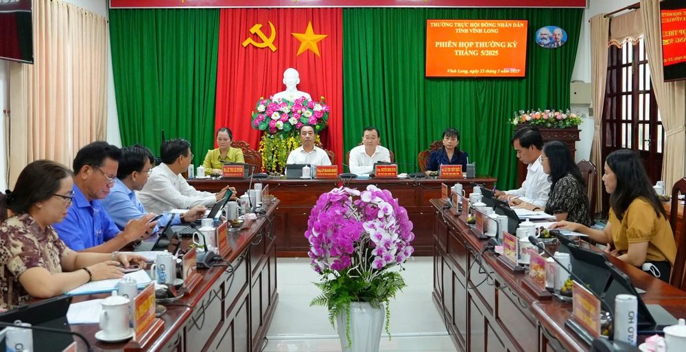 Phiên họp xem xét các tờ trình của UBND tỉnh.