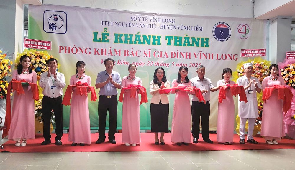 Đại biểu cắt băng khánh thành Phòng khám bác sĩ gia đình Trung tâm Y tế Nguyễn Văn Thủ (huyện Vũng Liêm).