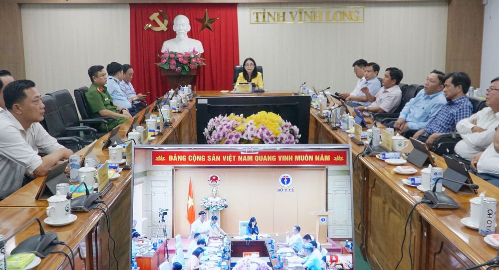Giám đốc Sở Y tế- Hồ Thị Thu Hằng chủ trì hội nghị tại điểm cầu tỉnh Vĩnh Long.