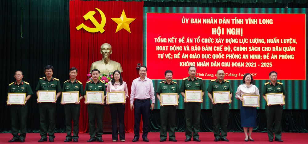 Chủ tịch UBND tỉnh - Lữ Quang Ngời tặng bằng khen các tập thể, cá nhân đạt thành tích xuất sắc trong việc thực hiện các đề án.