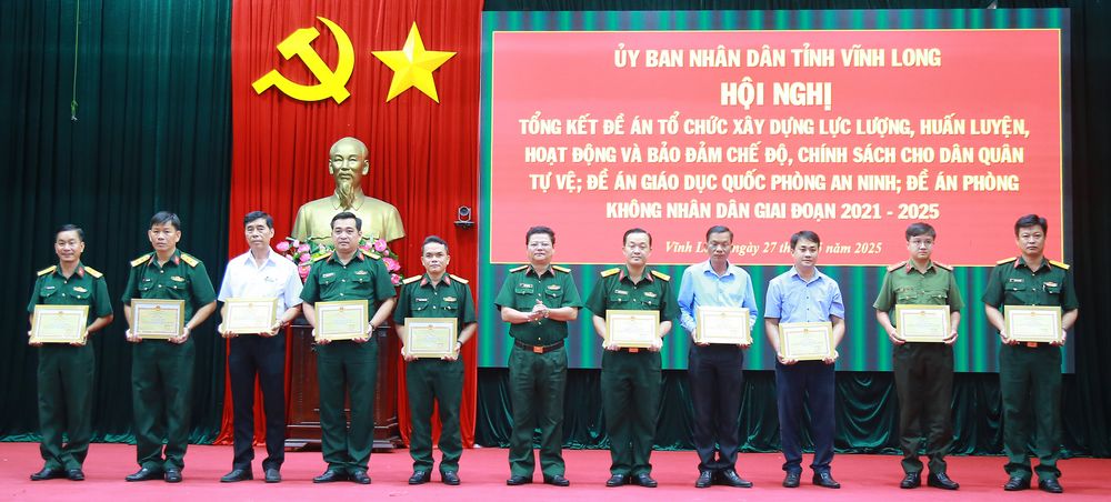 Đại tá Dương Văn Tâm- Phó Chỉ huy trưởng, Tham mưu trưởng Bộ Chỉ huy Quân sự tỉnh tặng giấy khen các cá nhân đạt thành tích xuất sắc trong việc thực hiện các đề án.