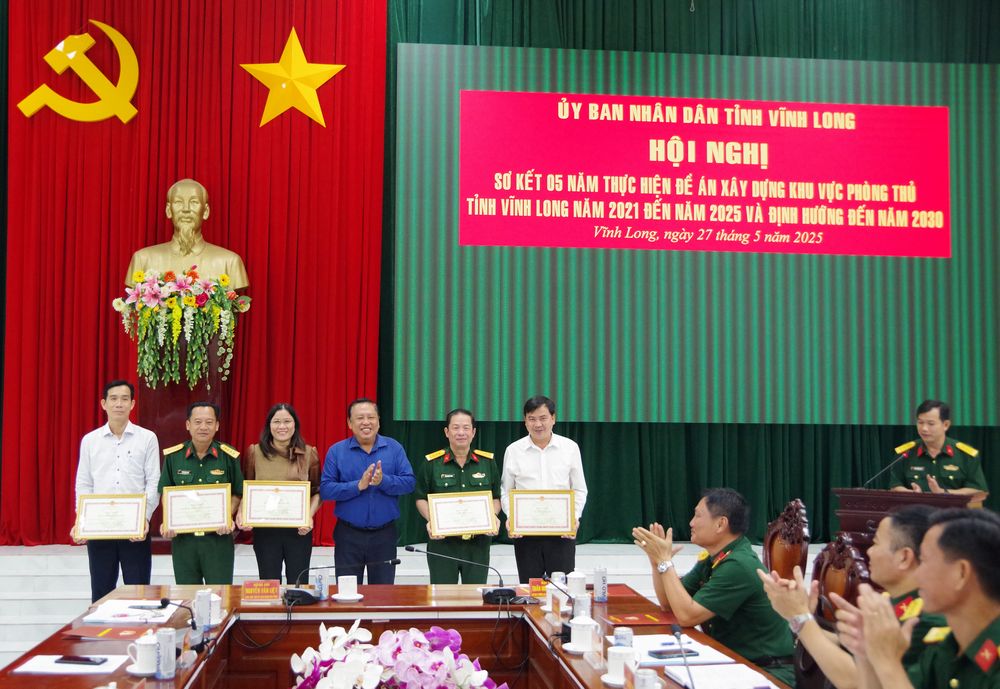 Phó Chủ tịch UBND tỉnh- Nguyễn Văn Liệt tặng bằng khen của UBND tỉnh cho các tập thể, cá nhân có thành tích xuất sắc trong việc thực hiện Đề án xây dựng khu vực phòng thủ.