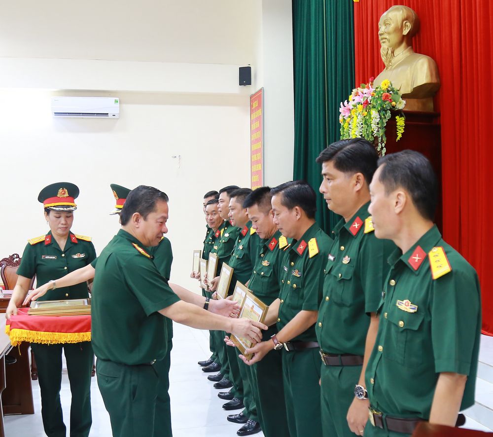  Đại tá Trần Minh Trang- Ủy viên Thường vụ Tỉnh ủy, Chỉ huy trưởng Bộ Chỉ huy Quân sự tỉnh tặng giấy khen của Bộ Chỉ huy Quân sự tỉnh cho các tập thể, cá nhân có thành tích xuất sắc trong việc thực hiện Đề án xây dựng khu vực phòng thủ.