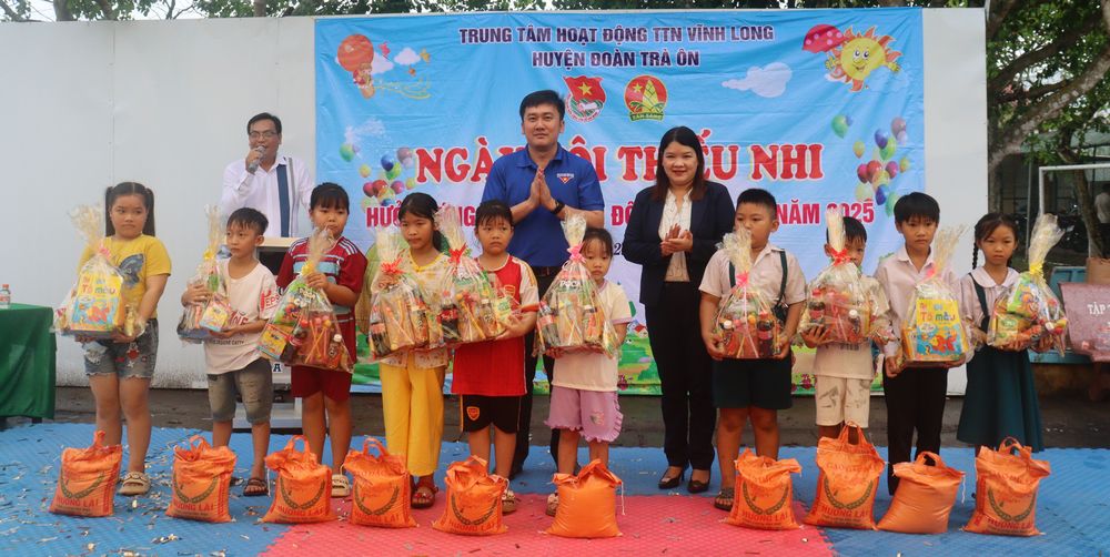 Trao tặng quà cho thiếu nhi có hoàn cảnh khó khăn