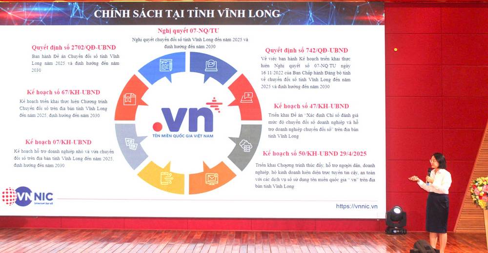 Đại diện Bộ KH-CN chia sẻ những lợi ích từ việc sử dụng tên miền quốc gia “.vn”.

