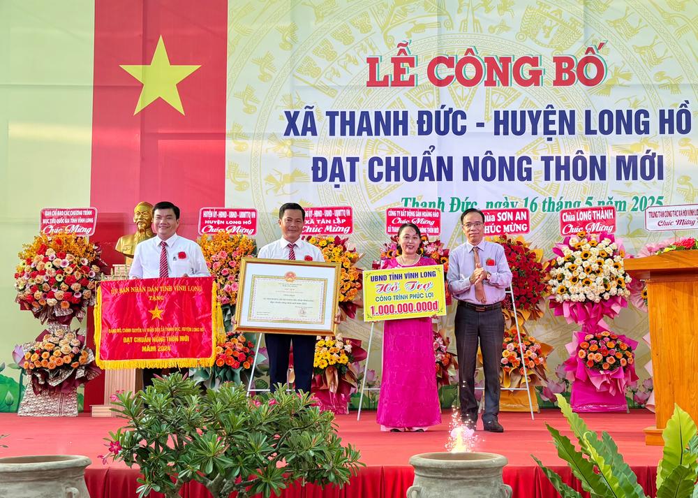 Ông Đỗ Đình Gần- Trưởng Ban Pháp chế HĐND tỉnh trao cờ thi đua cấp tỉnh, bằng công nhận xã Thanh Đức đạt chuẩn NTM và hỗ trợ công trình phúc lợi trị giá 1 tỷ đồng.