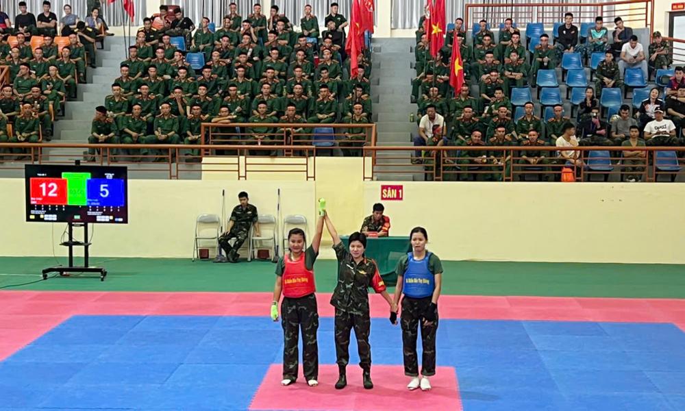 Thượng tá Châu Thành B (thứ 2 từ phải sang) được Ban Thường vụ Tỉnh ủy biểu dương, khen thưởng vì có thành tích xuất sắc trong học tập và làm theo tư tưởng, đạo đức, phong cách Hồ Chí Minh chuyên đề năm 2024.
