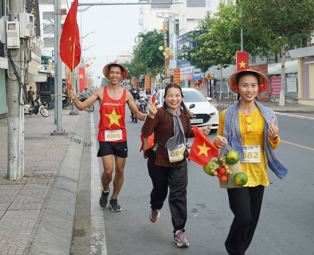 Những vận động viên mang theo những cây trái đặc sản của tỉnh khi tham gia giải Marathon. 