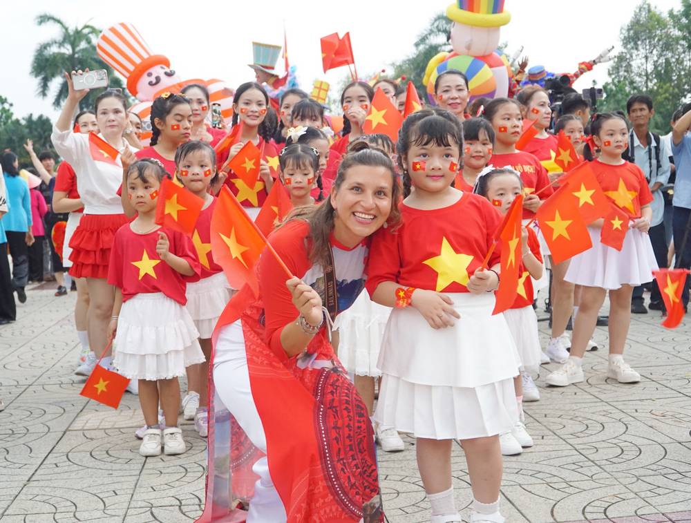 Rực rỡ sắc màu ở Lễ hội đường phố Carnaval. 
