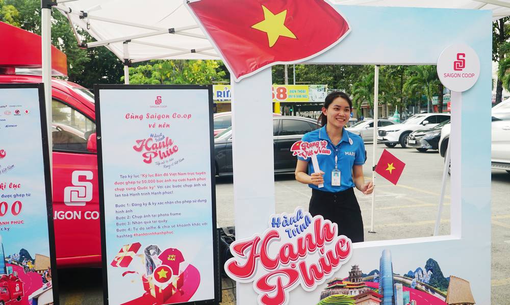 Người dân thích thú check-in và nhận quà cùng chuyến xe “Hành trình hạnh phúc 2025”.
