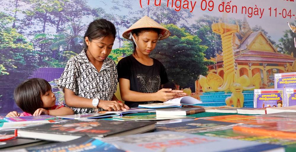 Sách được đưa về vùng đồng bào Khmer giúp trẻ em tiếp cận nguồn kiến thức phong phú.