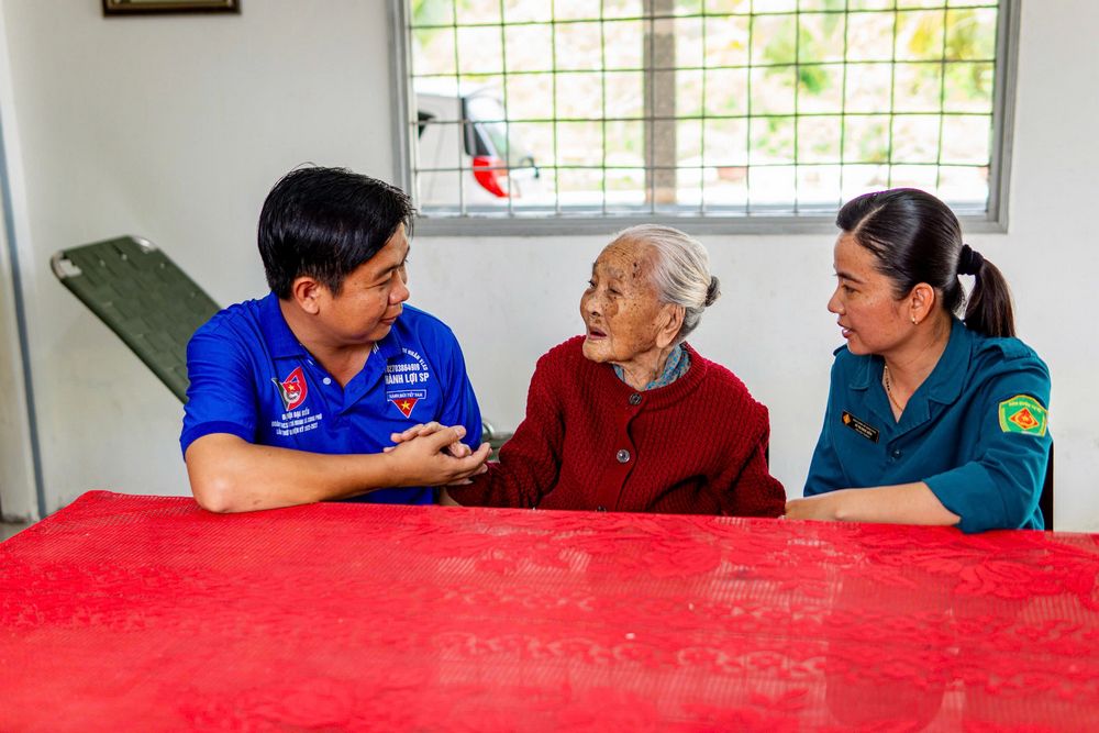 Tác phẩm Mẹ Việt Nam anh hùng Đặng Thị Ngọc Nhung hơn 100 tuổi, của NSNA Trần Thanh Sang. 