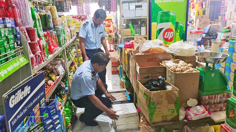 Lực lượng chức năng triển khai đồng bộ nhiều giải pháp, tăng cường ngăn chặn hàng giả, hàng lậu và các hành vi gian lận thương mại.

