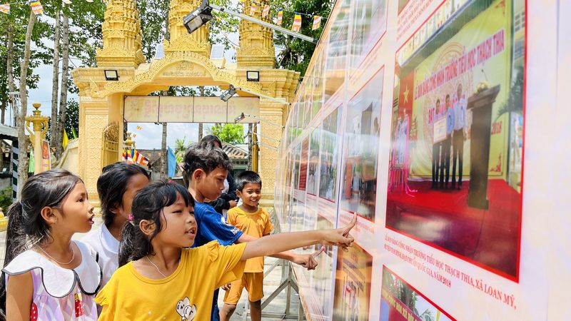 Trẻ em ở một vùng nông thôn trong ngày hội và vui đón ngày hè. 
