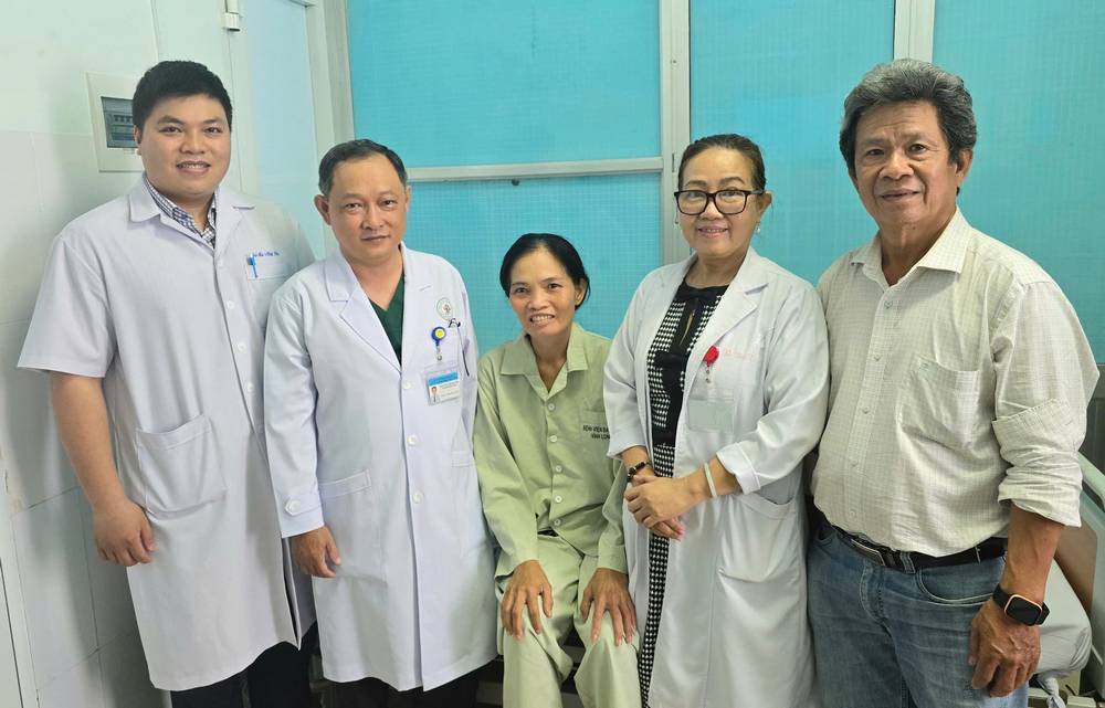 Bệnh nhân P.H.C.N. chụp ảnh cùng các ê kíp bác sĩ.

