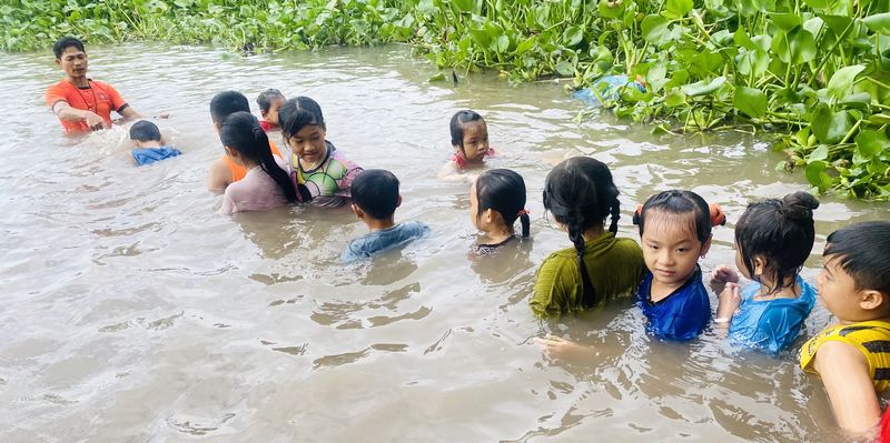 Dạy học bơi là hoạt động không thể thiếu đối với trẻ em, thiếu niên trong dịp hè.Dạy học bơi là hoạt động không thể thiếu đối với trẻ em, thiếu niên trong dịp hè.


