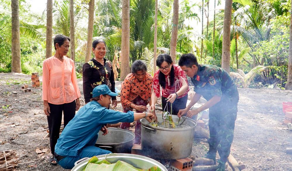 Cùng nhau nấu bánh Tét giúp gắn kết nghĩa tình quân- dân và thắt chặt tình đoàn kết giữa 2 dân tộc Kinh- Khmer.