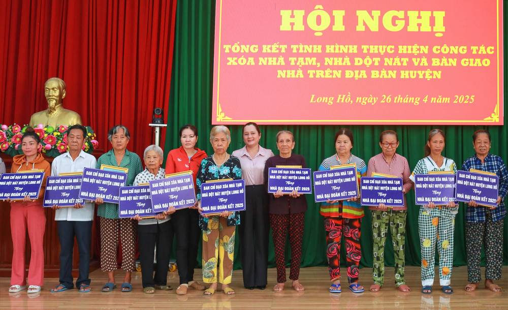 Lãnh đạo Ủy ban MTTQ Việt Nam tỉnh trao bảng nhà đại đoàn kết cho người dân.
