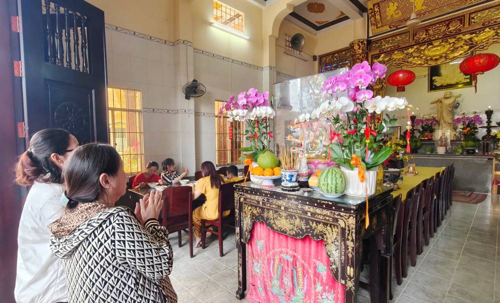 

Đồng bào Phật tử đi chùa cầu bình an, lan tỏa nét đẹp nghi lễ Phật giáo.






