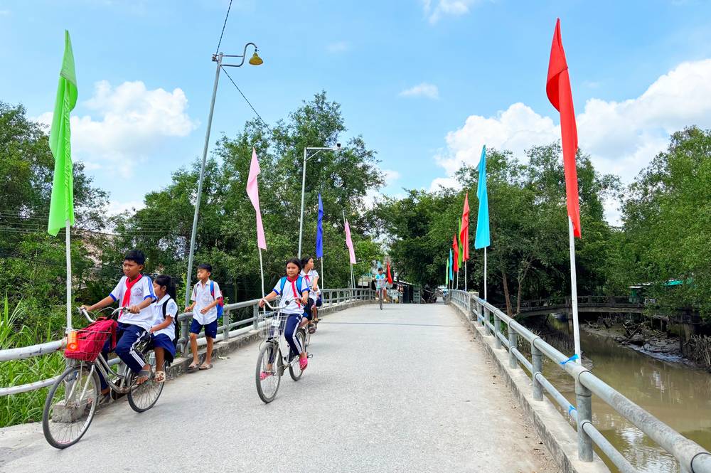 Với hệ thống giao thông đồng bộ, thông suốt, giúp cho việc lưu thông, vận chuyển hàng hóa, đi lại học hành được dễ dàng.